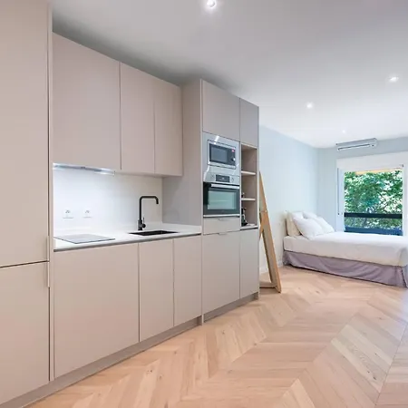 Appartement Charming With A Terrace And Pool Views *