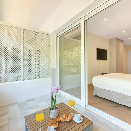 Appartement Charming With A Terrace And Pool Views *